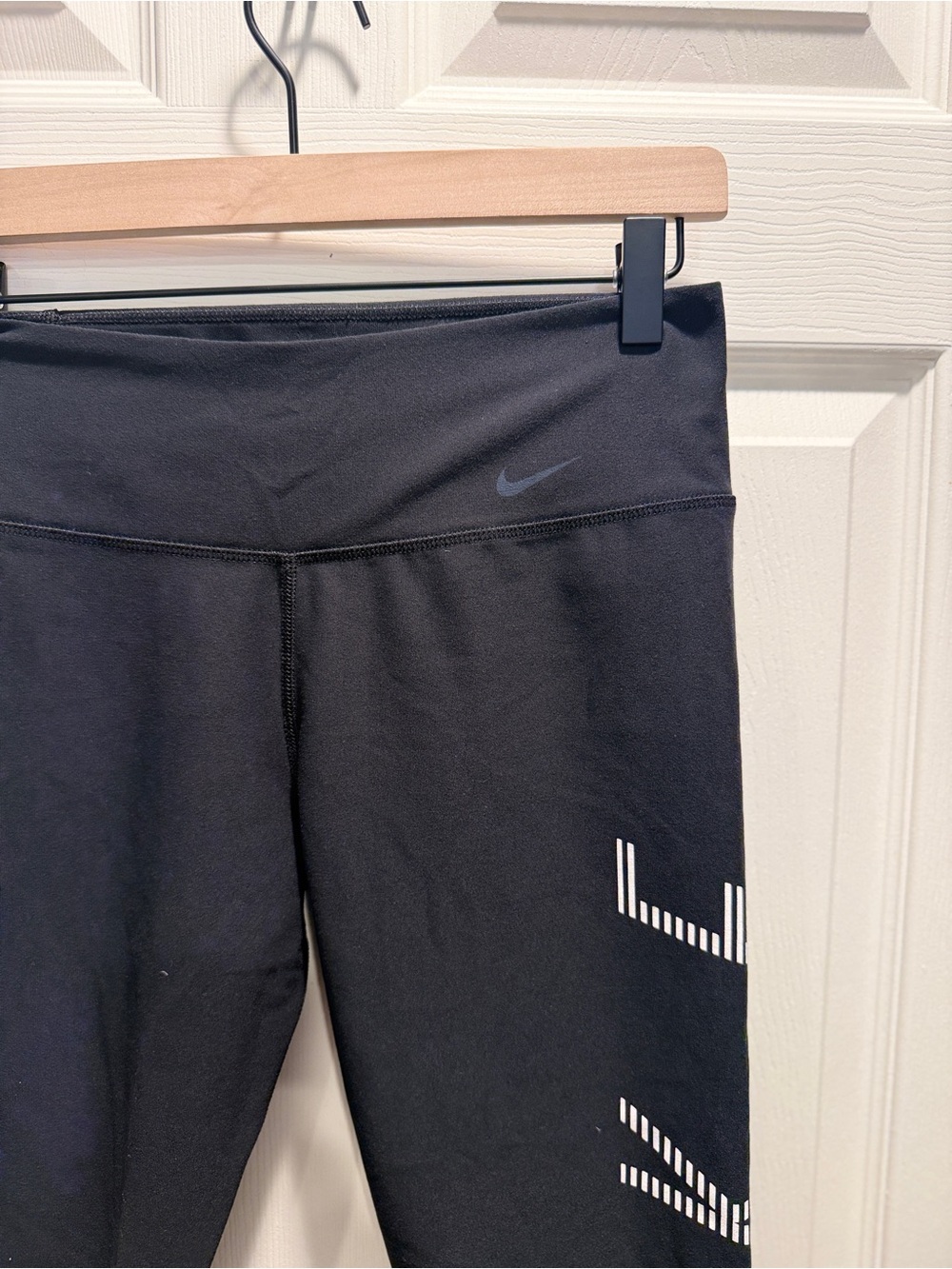 Nike Dri-FIT Cropped Capri Leggings Black Reflective Graphic Size Medium - Picture 5 of 9